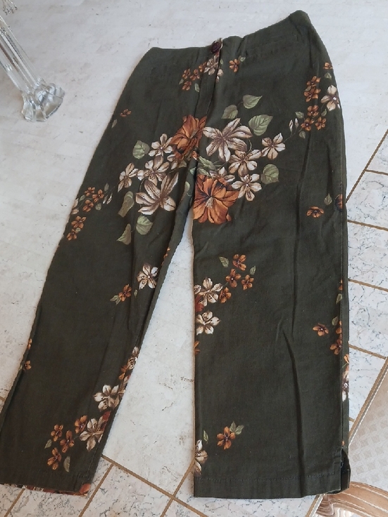 STORE--CACHE Pants - VINTAGE Capri Pants/"Cache".,sz Small, Olive Color/ Muti Florals Design..NEW